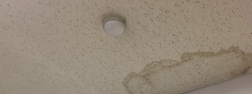 羽曳野市・藤井寺市で外壁塗装・屋根塗装・雨漏り修理なら株式会社日工 クロス天井の雨漏りサイン