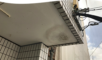 羽曳野市・藤井寺市で外壁塗装・屋根塗装・雨漏り修理なら株式会社日工 軒天部の雨漏りサイン