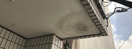 羽曳野市・藤井寺市で外壁塗装・屋根塗装・雨漏り修理なら株式会社日工 軒天部の雨漏りサイン