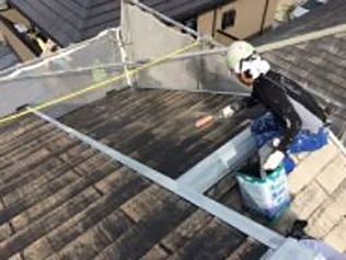 羽曳野市・藤井寺市で外壁塗装・屋根塗装・雨漏り修理なら株式会社日工屋根シーラー塗り（２回目）