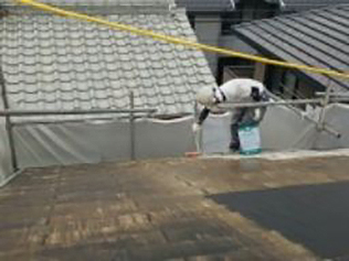羽曳野市・藤井寺市で外壁塗装・屋根塗装・雨漏り修理なら株式会社日工屋根シーラー塗り（１回目）